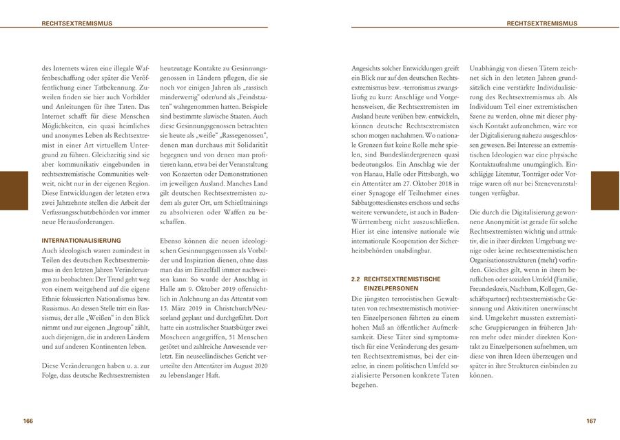 RECHTSEXTREMISMUS RECHTSEXTREMISMUS des Internets wären eine illegale Wafheutzutage Kontakte zu GesinnungsAngesichts solcher Entwicklungen greift Unabhängig von diesen Tätern zeichfenbeschaffung oder später die Veröfgenossen in Ländern pflegen, die sie ein Blick nur auf den deutschen Rechtsnet sich in den letzten Jahren grundfentlichung einer Tatbekennung. Zunoch vor einigen Jahren als "rassisch extremismus bzw. -terrorismus zwangssätzlich eine verstärkte Individualisieweilen finden sie hier auch Vorbilder minderwertig" oder/und als "Feindstaaläufig zu kurz: Anschläge und Vorgerung des Rechtsextremismus ab. Als und Anleitungen für ihre Taten. Das ten" wahrgenommen hatten. Beispiele hensweisen, die Rechtsextremisten im Individuum Teil einer extremistischen Internet schafft für diese Menschen sind bestimmte slawische Staaten. Auch Ausland heute verüben bzw. entwickeln, Szene zu werden, ohne mit dieser phyMöglichkeiten, ein quasi heimliches diese Gesinnungsgenossen betrachten können deutsche Rechtsextremisten sisch Kontakt aufzunehmen, wäre vor und anonymes Leben als Rechtsextresie heute als "weiße" "Rassegenossen", schon morgen nachahmen. Wo nationader Digitalisierung nahezu ausgeschlosmist in einer Art virtuellem Unterdenen man durchaus mit Solidarität le Grenzen fast keine Rolle mehr spiesen gewesen. Bei Interesse an extremisgrund zu führen. Gleichzeitig sind sie begegnen und von denen man profilen, sind Bundesländergrenzen quasi tischen Ideologien war eine physische aber kommunikativ eingebunden in tieren kann, etwa bei der Veranstaltung bedeutungslos. Ein Anschlag wie der Kontaktaufnahme unumgänglich. Einrechtsextremistische Communities weltvon Konzerten oder Demonstrationen von Hanau, Halle oder Pittsburgh, wo schlägige Literatur, Tonträger oder Vorweit, nicht nur in der eigenen Region. im jeweiligen Ausland. Manches Land ein Attentäter am 27. Oktober 2018 in träge waren oft nur bei SzeneveranstalDiese Entwicklungen der letzten etwa gilt deutschen Rechtsextremisten zueiner Synagoge elf Teilnehmer eines tungen verfügbar. zwei Jahrzehnte stellen die Arbeit der dem als guter Ort, um Schießtrainings Sabbatgottesdienstes erschoss und sechs Verfassungsschutzbehörden vor immer zu absolvieren oder Waffen zu beweitere verwundete, ist auch in BadenDie durch die Digitalisierung gewonneue Herausforderungen. schaffen. Württemberg nicht auszuschließen. nene Anonymität ist gerade für solche Hier ist eine intensive nationale wie Rechtsextremisten wichtig und attrakINTERNATIONALISIERUNG Ebenso können die neuen ideologiinternationale Kooperation der Sichertiv, die in ihrer direkten Umgebung weAuch ideologisch waren zumindest in schen Gesinnungsgenossen als Vorbilheitsbehörden unabdingbar. nige oder keine rechtsextremistischen Teilen des deutschen Rechtsextremisder und Inspiration dienen, ohne dass Organisationsstrukturen (mehr) vorfinmus in den letzten Jahren Veränderunman das im Einzelfall immer nachweiden. Gleiches gilt, wenn in ihrem begen zu beobachten: Der Trend geht weg sen kann: So wurde der Anschlag in 2.2 RECHTSEXTREMISTISCHE ruflichen oder sozialen Umfeld (Familie, von einem weitgehend auf die eigene Halle am 9. Oktober 2019 offensichtEINZELPERSONEN Freundeskreis, Nachbarn, Kollegen, GeEthnie fokussierten Nationalismus bzw. lich in Anlehnung an das Attentat vom Die jüngsten terroristischen Gewaltschäftspartner) rechtsextremistische GeRassismus. An dessen Stelle tritt ein Ras15. März 2019 in Christchurch/Neutaten von rechtsextremistisch motiviersinnung und Aktivitäten unerwünscht sismus, der alle "Weißen" in den Blick seeland geplant und durchgeführt. Dort ten Einzelpersonen führten zu einem sind. Umgekehrt mussten extremistinimmt und zur eigenen "Ingroup" zählt, hatte ein australischer Staatsbürger zwei hohen Maß an öffentlicher Aufmerksche Gruppierungen in früheren Jahauch diejenigen, die in anderen Ländern Moscheen angegriffen, 51 Menschen samkeit. Diese Täter sind symptomaren mehr oder minder direkten Konund auf anderen Kontinenten leben. getötet und zahlreiche Anwesende vertisch für eine Veränderung des gesamtakt zu Einzelpersonen aufnehmen, um letzt. Ein neuseeländisches Gericht verten Rechtsextremismus, bei der eindiese von ihren Ideen überzeugen und Diese Veränderungen haben u. a. zur urteilte den Attentäter im August 2020 zelne, in einem politischen Umfeld sospäter in ihre Strukturen einbinden zu Folge, dass deutsche Rechtsextremisten zu lebenslanger Haft. zialisierte Personen konkrete Taten können. begehen. 166 167