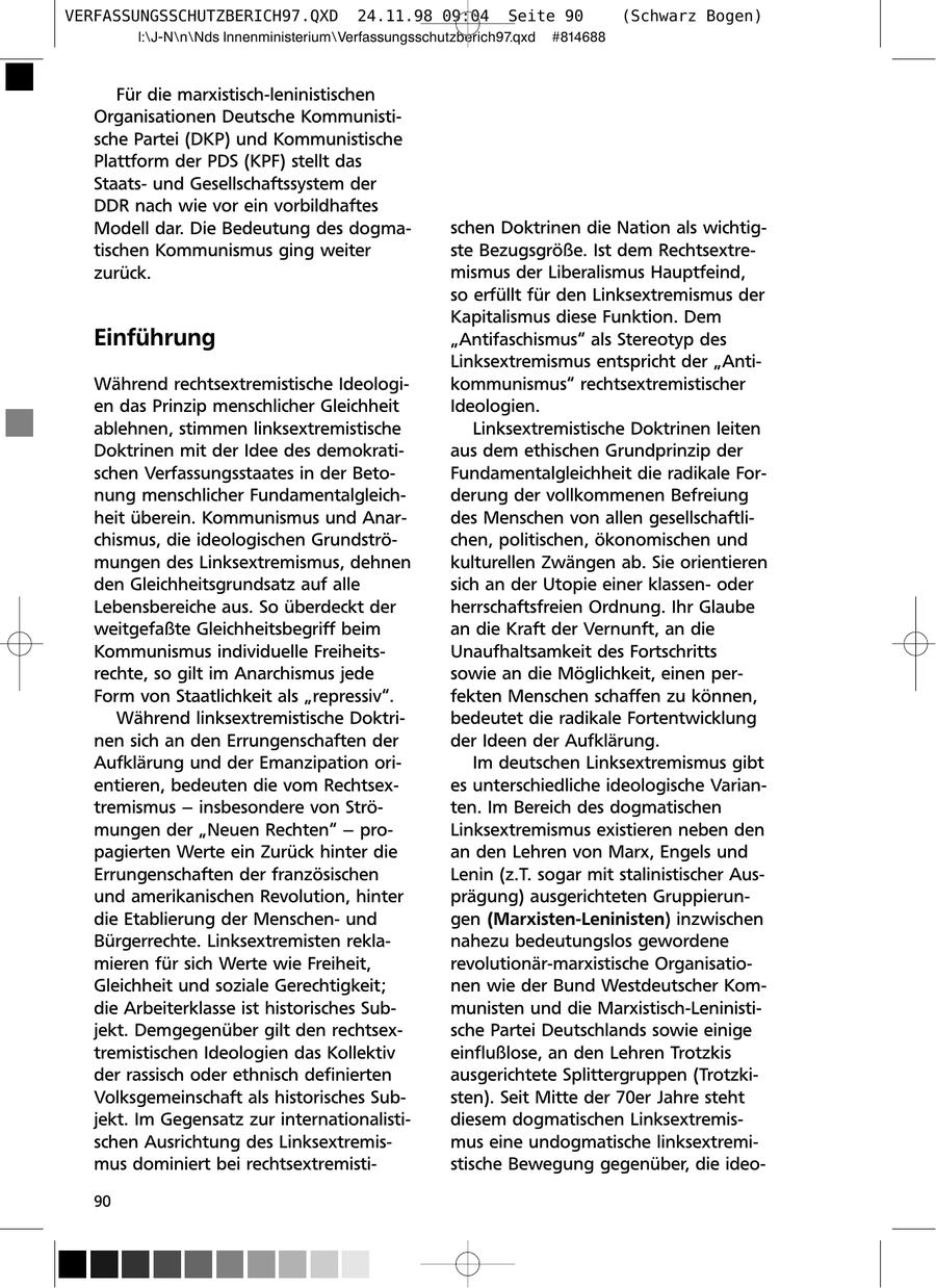 VERFASSUNGSSCHUTZBERICH97.QXD 24.11.98 09:04 Seite 90 (Schwarz Bogen) l:\J-N\n\Nds Innenministerium\Verfassungsschutzberich97.qxd #814688 Für die marxistisch-leninistischen Organisationen Deutsche Kommunistische Partei (DKP) und Kommunistische Plattform der PDS (KPF) stellt das Staatsund Gesellschaftssystem der DDR nach wie vor ein vorbildhaftes Modell dar. Die Bedeutung des dogmaschen Doktrinen die Nation als wichtigtischen Kommunismus ging weiter ste Bezugsgröße. Ist dem Rechtsextrezurück. mismus der Liberalismus Hauptfeind, so erfüllt für den Linksextremismus der Kapitalismus diese Funktion. Dem Einführung "Antifaschismus" als Stereotyp des Linksextremismus entspricht der "AntiWährend rechtsextremistische Ideologikommunismus" rechtsextremistischer en das Prinzip menschlicher Gleichheit Ideologien. ablehnen, stimmen linksextremistische Linksextremistische Doktrinen leiten Doktrinen mit der Idee des demokratiaus dem ethischen Grundprinzip der schen Verfassungsstaates in der BetoFundamentalgleichheit die radikale Fornung menschlicher Fundamentalgleichderung der vollkommenen Befreiung heit überein. Kommunismus und Anardes Menschen von allen gesellschaftlichismus, die ideologischen Grundströchen, politischen, ökonomischen und mungen des Linksextremismus, dehnen kulturellen Zwängen ab. Sie orientieren den Gleichheitsgrundsatz auf alle sich an der Utopie einer klassenoder Lebensbereiche aus. So überdeckt der herrschaftsfreien Ordnung. Ihr Glaube weitgefaßte Gleichheitsbegriff beim an die Kraft der Vernunft, an die Kommunismus individuelle FreiheitsUnaufhaltsamkeit des Fortschritts rechte, so gilt im Anarchismus jede sowie an die Möglichkeit, einen perForm von Staatlichkeit als "repressiv". fekten Menschen schaffen zu können, Während linksextremistische Doktribedeutet die radikale Fortentwicklung nen sich an den Errungenschaften der der Ideen der Aufklärung. Aufklärung und der Emanzipation oriIm deutschen Linksextremismus gibt entieren, bedeuten die vom Rechtsexes unterschiedliche ideologische Variantremismus - insbesondere von Ströten. Im Bereich des dogmatischen mungen der "Neuen Rechten" - proLinksextremismus existieren neben den pagierten Werte ein Zurück hinter die an den Lehren von Marx, Engels und Errungenschaften der französischen Lenin (z.T. sogar mit stalinistischer Ausund amerikanischen Revolution, hinter prägung) ausgerichteten Gruppierundie Etablierung der Menschenund gen (Marxisten-Leninisten) inzwischen Bürgerrechte. Linksextremisten reklanahezu bedeutungslos gewordene mieren für sich Werte wie Freiheit, revolutionär-marxistische OrganisatioGleichheit und soziale Gerechtigkeit; nen wie der Bund Westdeutscher Komdie Arbeiterklasse ist historisches Submunisten und die Marxistisch-Leninistijekt. Demgegenüber gilt den rechtsexsche Partei Deutschlands sowie einige tremistischen Ideologien das Kollektiv einflußlose, an den Lehren Trotzkis der rassisch oder ethnisch definierten ausgerichtete Splittergruppen (TrotzkiVolksgemeinschaft als historisches Substen). Seit Mitte der 70er Jahre steht jekt. Im Gegensatz zur internationalistidiesem dogmatischen Linksextremisschen Ausrichtung des Linksextremismus eine undogmatische linksextremimus dominiert bei rechtsextremististische Bewegung gegenüber, die ideo90
