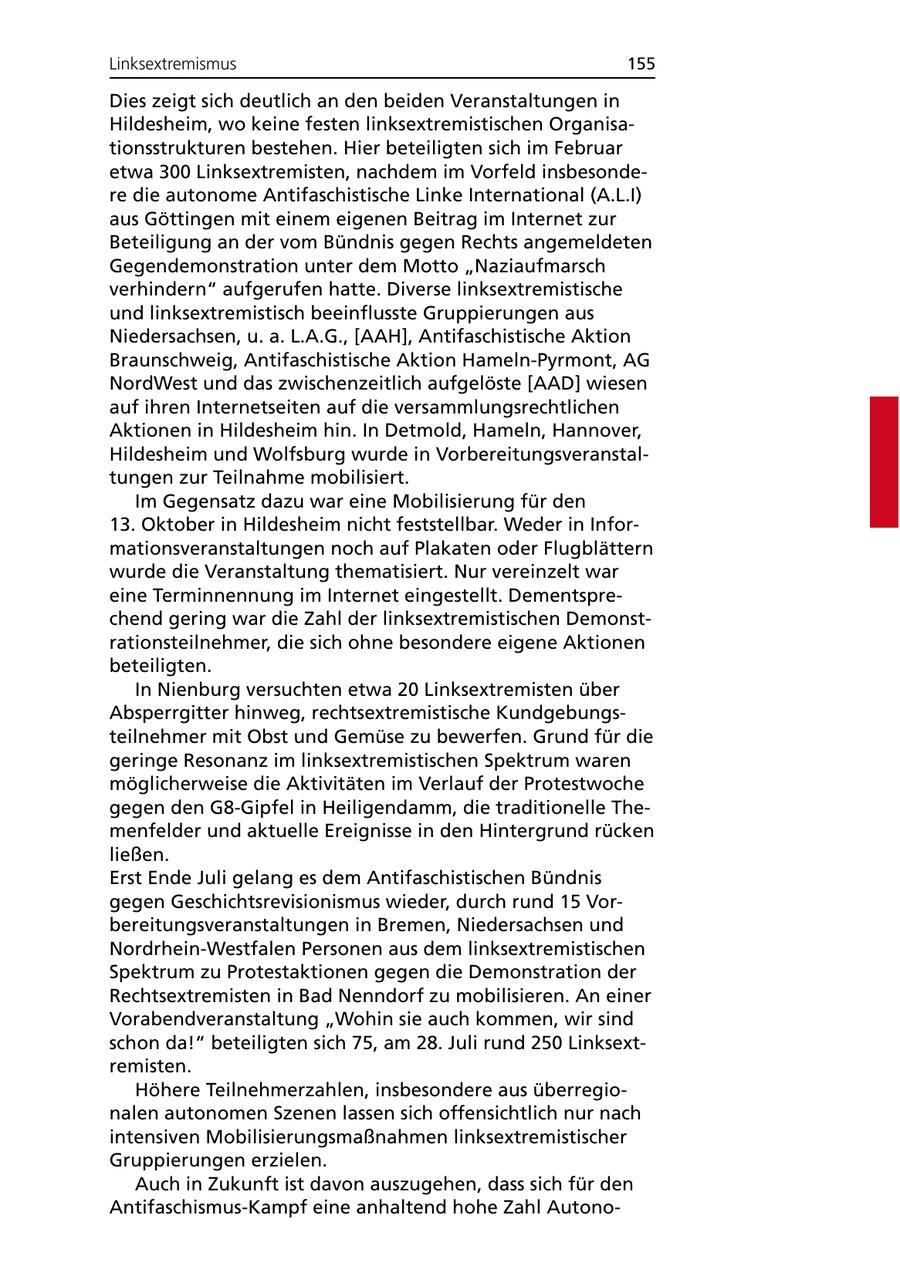 Linksextremismus 155 Dies zeigt sich deutlich an den beiden Veranstaltungen in Hildesheim, wo keine festen linksextremistischen Organisationsstrukturen bestehen. Hier beteiligten sich im Februar etwa 300 Linksextremisten, nachdem im Vorfeld insbesondere die autonome Antifaschistische Linke International (A.L.I) aus Göttingen mit einem eigenen Beitrag im Internet zur Beteiligung an der vom Bündnis gegen Rechts angemeldeten Gegendemonstration unter dem Motto "Naziaufmarsch verhindern" aufgerufen hatte. Diverse linksextremistische und linksextremistisch beeinflusste Gruppierungen aus Niedersachsen, u. a. L.A.G., [AAH], Antifaschistische Aktion Braunschweig, Antifaschistische Aktion Hameln-Pyrmont, AG NordWest und das zwischenzeitlich aufgelöste [AAD] wiesen auf ihren Internetseiten auf die versammlungsrechtlichen Aktionen in Hildesheim hin. In Detmold, Hameln, Hannover, Hildesheim und Wolfsburg wurde in Vorbereitungsveranstaltungen zur Teilnahme mobilisiert. Im Gegensatz dazu war eine Mobilisierung für den 13. Oktober in Hildesheim nicht feststellbar. Weder in Informationsveranstaltungen noch auf Plakaten oder Flugblättern wurde die Veranstaltung thematisiert. Nur vereinzelt war eine Terminnennung im Internet eingestellt. Dementsprechend gering war die Zahl der linksextremistischen Demonstrationsteilnehmer, die sich ohne besondere eigene Aktionen beteiligten. In Nienburg versuchten etwa 20 Linksextremisten über Absperrgitter hinweg, rechtsextremistische Kundgebungsteilnehmer mit Obst und Gemüse zu bewerfen. Grund für die geringe Resonanz im linksextremistischen Spektrum waren möglicherweise die Aktivitäten im Verlauf der Protestwoche gegen den G8-Gipfel in Heiligendamm, die traditionelle Themenfelder und aktuelle Ereignisse in den Hintergrund rücken ließen. Erst Ende Juli gelang es dem Antifaschistischen Bündnis gegen Geschichtsrevisionismus wieder, durch rund 15 Vorbereitungsveranstaltungen in Bremen, Niedersachsen und Nordrhein-Westfalen Personen aus dem linksextremistischen Spektrum zu Protestaktionen gegen die Demonstration der Rechtsextremisten in Bad Nenndorf zu mobilisieren. An einer Vorabendveranstaltung "Wohin sie auch kommen, wir sind schon da!" beteiligten sich 75, am 28. Juli rund 250 Linksextremisten. Höhere Teilnehmerzahlen, insbesondere aus überregionalen autonomen Szenen lassen sich offensichtlich nur nach intensiven Mobilisierungsmaßnahmen linksextremistischer Gruppierungen erzielen. Auch in Zukunft ist davon auszugehen, dass sich für den Antifaschismus-Kampf eine anhaltend hohe Zahl Autono-