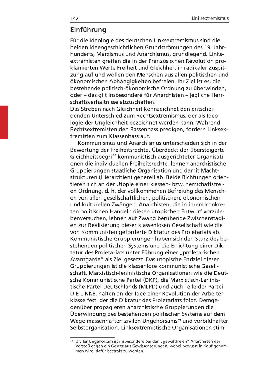 142 Linksextremismus Einführung Für die Ideologie des deutschen Linksextremismus sind die beiden ideengeschichtlichen Grundströmungen des 19. Jahrhunderts, Marxismus und Anarchismus, grundlegend. Linksextremisten greifen die in der Französischen Revolution proklamierten Werte Freiheit und Gleichheit in radikaler Zuspitzung auf und wollen den Menschen aus allen politischen und ökonomischen Abhängigkeiten befreien. Ihr Ziel ist es, die bestehende politisch-ökonomische Ordnung zu überwinden, oder - das gilt insbesondere für Anarchisten - jegliche Herrschaftsverhältnisse abzuschaffen. Das Streben nach Gleichheit kennzeichnet den entscheidenden Unterschied zum Rechtsextremismus, der als Ideologie der Ungleichheit bezeichnet werden kann. Während Rechtsextremisten den Rassenhass predigen, fordern Linksextremisten zum Klassenhass auf. Kommunismus und Anarchismus unterscheiden sich in der Bewertung der Freiheitsrechte. Überdeckt der übersteigerte Gleichheitsbegriff kommunistisch ausgerichteter Organisationen die individuellen Freiheitsrechte, lehnen anarchistische Gruppierungen staatliche Organisation und damit Machtstrukturen (Hierarchien) generell ab. Beide Richtungen orientieren sich an der Utopie einer klassenbzw. herrschaftsfreien Ordnung, d. h. der vollkommenen Befreiung des Menschen von allen gesellschaftlichen, politischen, ökonomischen und kulturellen Zwängen. Anarchisten, die in ihrem konkreten politischen Handeln diesen utopischen Entwurf vorzulebenversuchen, lehnen auf Zwang beruhende Zwischenstadien zur Realisierung dieser klassenlosen Gesellschaft wie die von Kommunisten geforderte Diktatur des Proletariats ab. Kommunistische Gruppierungen haben sich den Sturz des bestehenden politischen Systems und die Errichtung einer Diktatur des Proletariats unter Führung einer "proletarischen Avantgarde" als Ziel gesetzt. Das utopische Endziel dieser Gruppierungen ist die klassenlose kommunistische Gesellschaft. Marxistisch-leninistische Organisationen wie die Deutsche Kommunistische Partei (DKP), die Marxistisch-Leninistische Partei Deutschlands (MLPD) und auch Teile der Partei DIE LINKE. halten an der Idee einer Revolution der Arbeiterklasse fest, der die Diktatur des Proletariats folgt. Demgegenüber propagieren anarchistische Gruppierungen die Überwindung des bestehenden politischen Systems auf dem Wege massenhaften zivilen Ungehorsams79 und vorbildhafter Selbstorganisation. Linksextremistische Organisationen stim79 Ziviler Ungehorsam ist insbesondere bei den "gewaltfreien" Anarchisten der Verstoß gegen ein Gesetz aus Gewissensgründen, wobei bewusst in Kauf genommen wird, dafür bestraft zu werden.